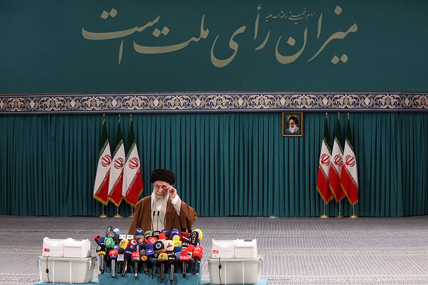 حضور رهبر معظم انقلاب در رای گیری مرحله‌ دوم انتخابات مجلس

