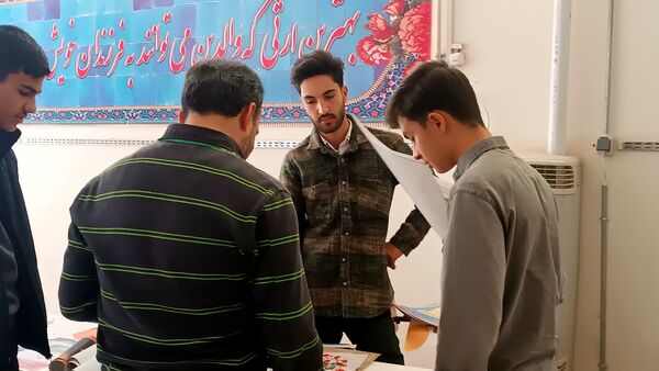 آماده‌سازی نمایشگاه انقلاب به‌‎مناسبت دهه فجر در دبیرستان شاهد ابوذر غفاری نیشابور 