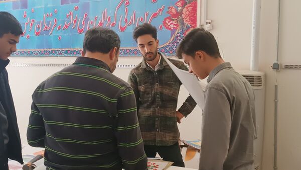 آماده‌سازی نمایشگاه انقلاب به‌‎مناسبت دهه فجر در دبیرستان شاهد ابوذر غفاری نیشابور 