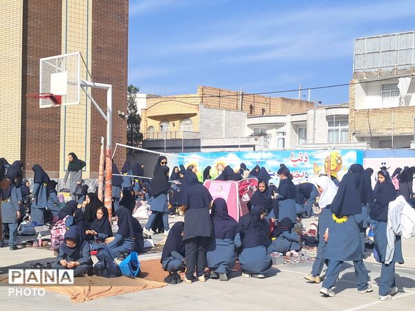برپایی بازارچه دانش آموزی در دبیرستان شاهد هاجرشهرستان کاشمر