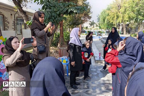 نقاشی دانش‌آموزان دختر در هفته کودک