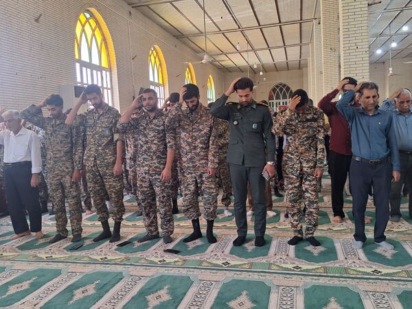 برپایی میز خدمت ادارات شهرستان حاجی آباد در نماز جمعه به‌مناسبت هفته دولت