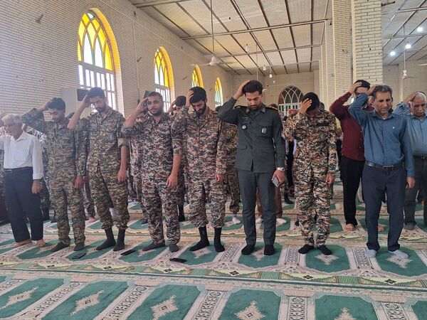 برپایی میز خدمت ادارات شهرستان حاجی آباد در نماز جمعه به‌مناسبت هفته دولت