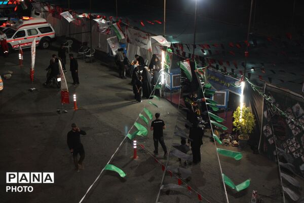 خدمت خادمان موکب بخش تنکمان به زائران رهبر شهید