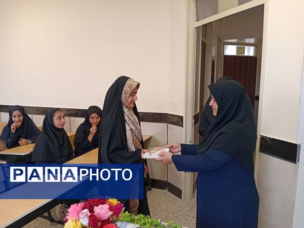 اهدای جوایز به دانش آموزان جدید الورود دبیرستان مادرمهربان خلیل آباد