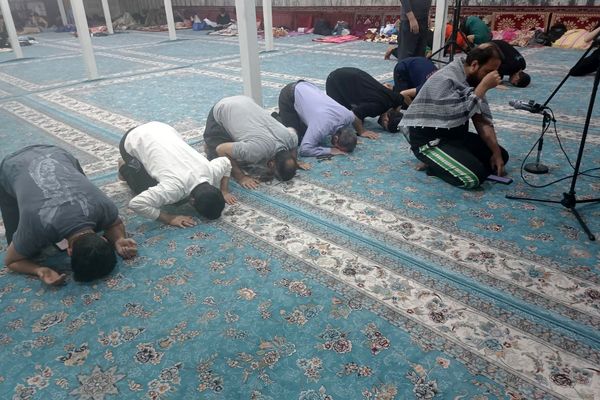 مراسم معنوی اعتکاف در مسجد اعظم حضرت ابوالفضل (ع) بهارستان دو