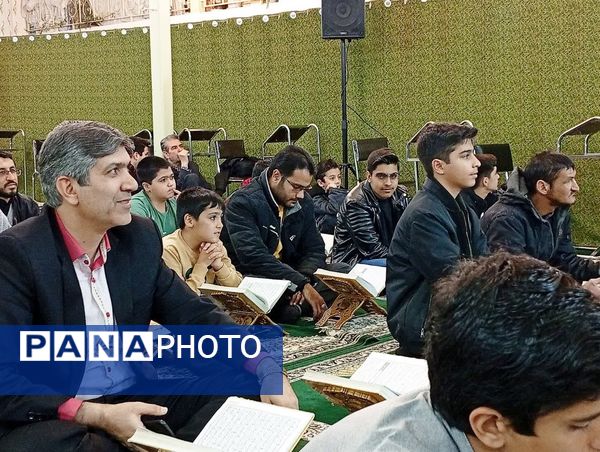 محفل انس با قرآن به مناسبت دهه فجر در کاشمر 