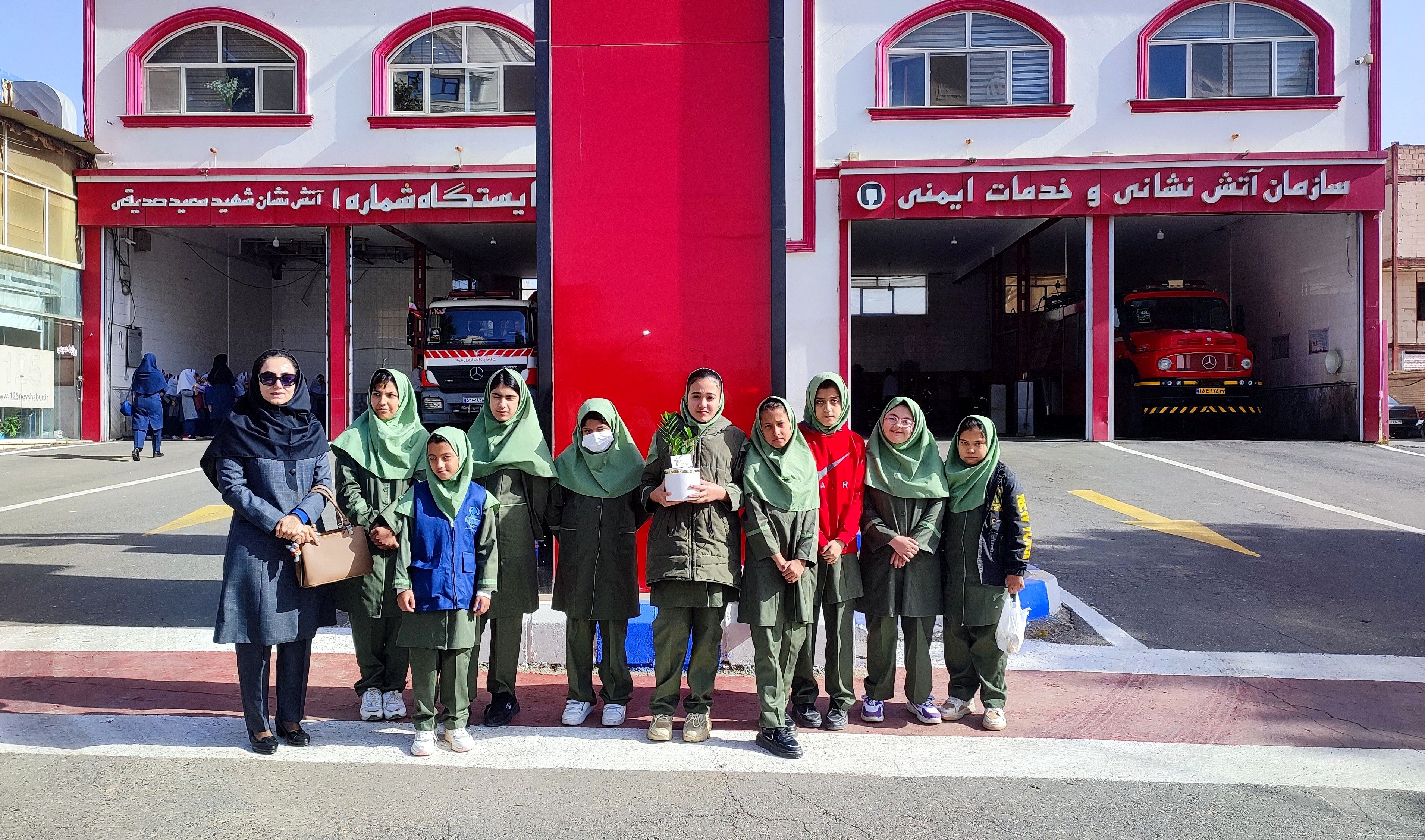 حضور دانش آموزان و همکاران دبستان میلاد در ایستگاه آتش‌نشانی