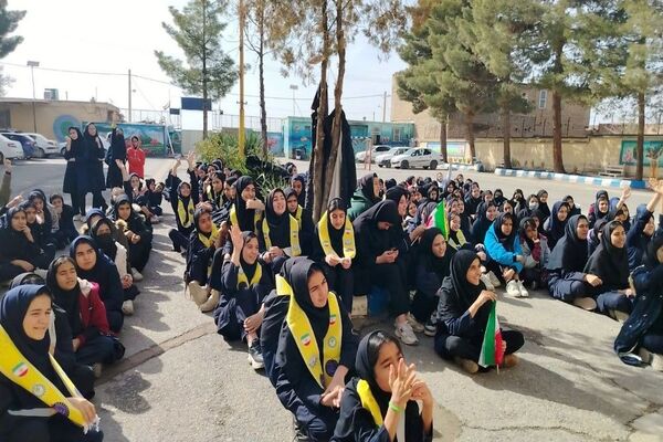 گلبانگ زنگ چهل و هفتمین پیروزی انقلاب اسلامی در مدرسه شهید مجید دهنوی 
