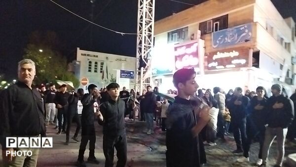 دسته عزاداری روستای اردمه در مراسم چهلم رهبر شهید و شهدای میناب در حسینیه امام 