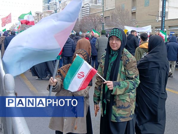 حضور پرشور مردم مشهدی در راهپیمایی ۲۲ بهمن 