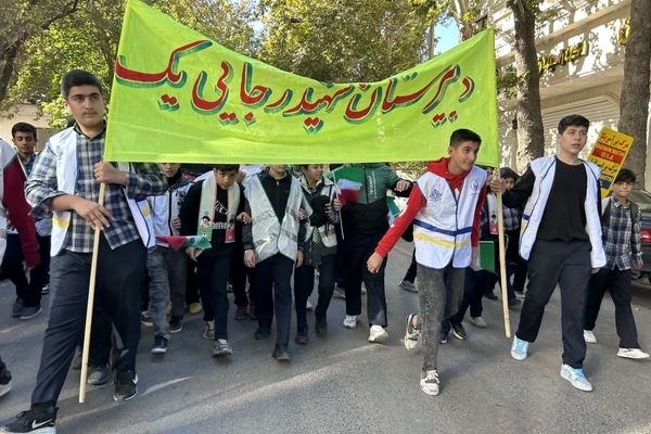راهپیمایی ۱۳ آبان مدرسه شهید رجایی یک بجنورد