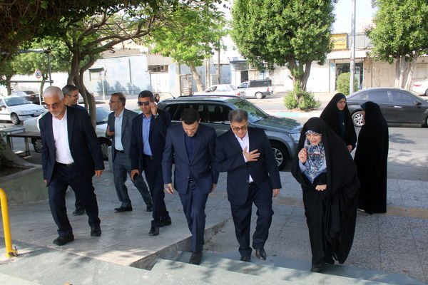 تجدید میثاق مدیرکل امور شاهد و ایثارگران وزارت آموزش و پرورش از شهدا در بوشهر