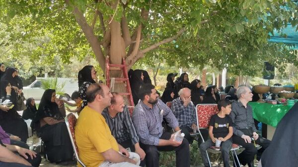 برپایی سفره‌ی احسان در محوطه بیمارستان فوق تخصصی آیت‌الله یثربی کاشان