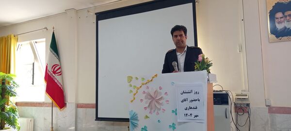 حضور آتش نشان به مناسبت وز آتش نشان و ایمنی در مدرسه نمونه دولتی وکیلی ۱۰