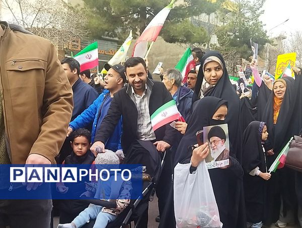حضور افشار مختلف مردم نیشابور در راهپیمایی ۲۲ بهمن 