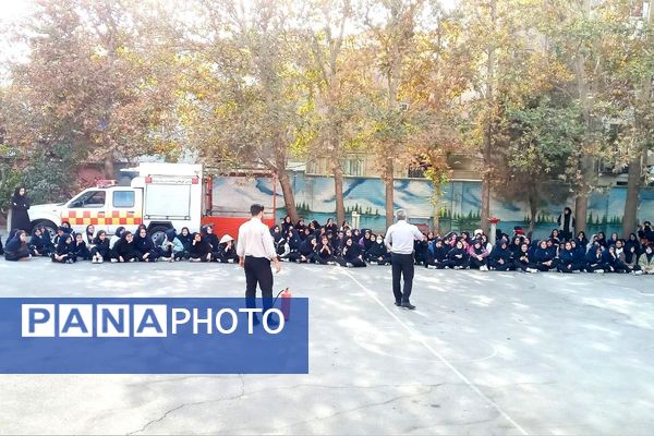 حضور‌ آتش نشانان شهر قدس در دبیرستان فرزانگان