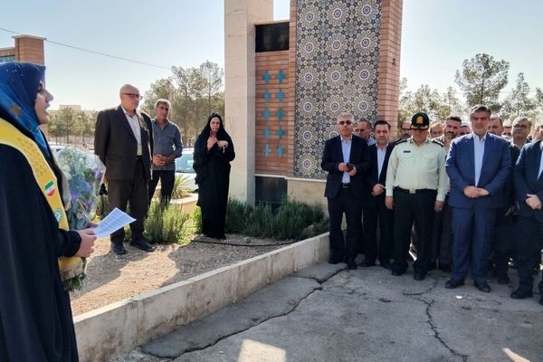 استاندار مرکزی در محلات؛ تجدید میثاق با شهدا و افتتاح ۸۳۴ میلیارد ریال پروژه عمرانی در هفته دولت