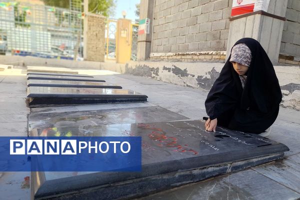 غبارروبی مزار شهدا در امام زاده حسن(ع) نسیم‌شهر