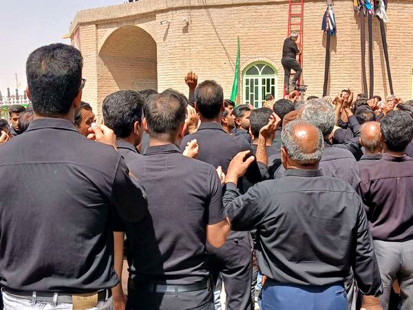 مراسم سنتی سینه زنی در روز عاشورای حسینی در روستای نقاب