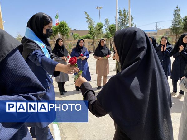 معلمان، مشعل‌داران راه آگاهی در آیینه‌ مهر و خرد