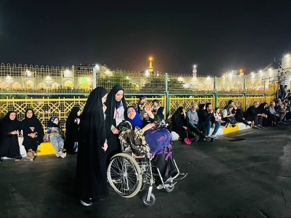 خدمت جوانان هلال‌احمر همدان به زائران رضوی در طرح ملی «قدم به قدم در مسیر بهشت»