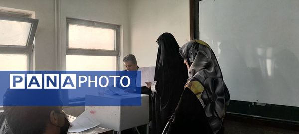 دیدار ماهانه اولیا با دبیران در شهیدستان انقلاب اسلامی ناحیه ۳ کرج