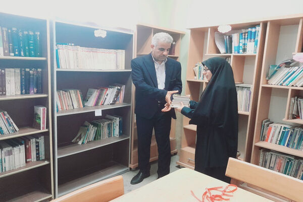 اجرای طرح مدرسه سبز ، انس با قرآن، اهدای کتاب به کتابخانه و تجلیل از فعالان دبیرستان رضوان شهرستان بوشهر