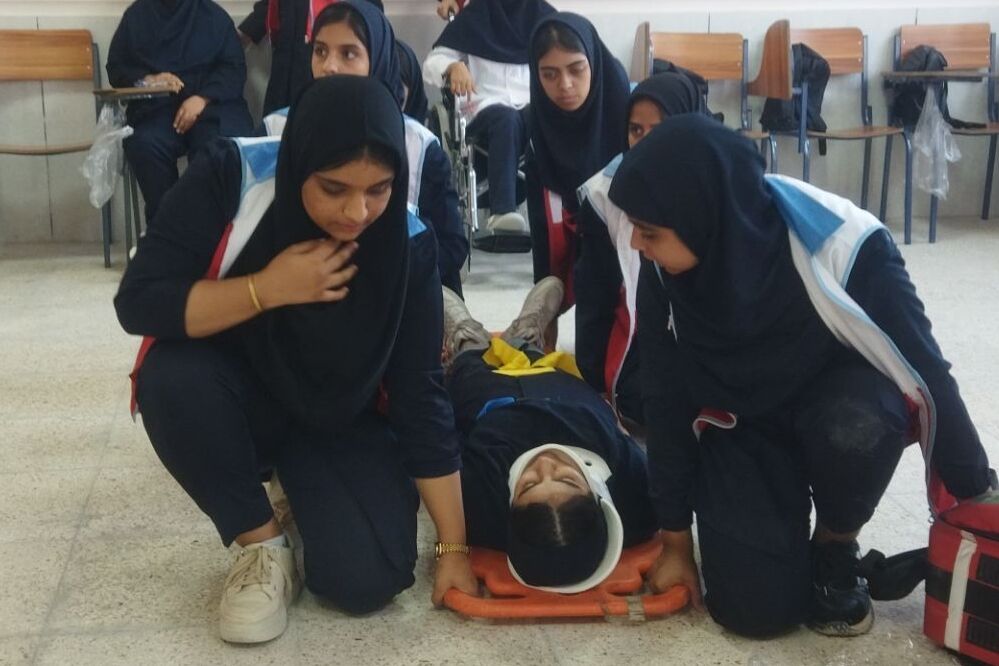 بیست و ششمین مانور زلزله و ایمنی در مدرسه دخترانه شهید رضا زارعی بندرعباس