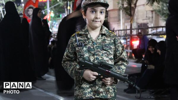 کودکان و نوجوانان ایران، پای کار انقلابند