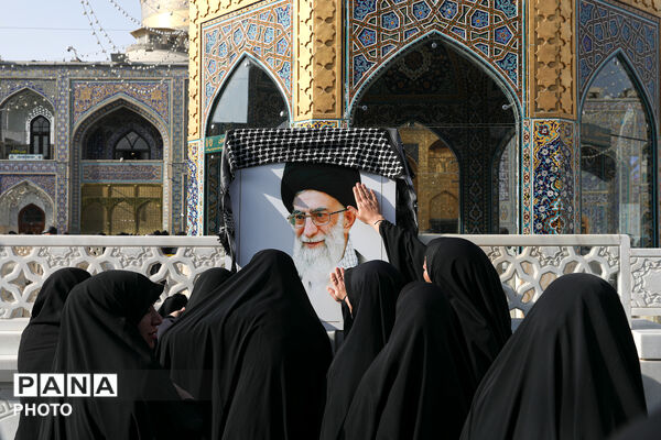 سوگ و حزن اعلام شهادت رهبر معظم انقلاب در حرم مطهر رضوی-۲