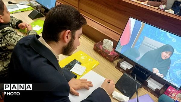 تقدیر از دانش‌آموزخبرنگاران، نمایندگان مجلس و مجامع دانش‌آموزی در نشست گفت‌وگوی بین‌نسلی تهران