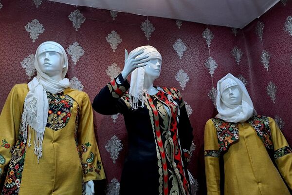 هنرستانی‌ها در نقش تولید کننده، دوخت لباس فرم دانش‌آموزان به دست هنرستانی‌های قدس