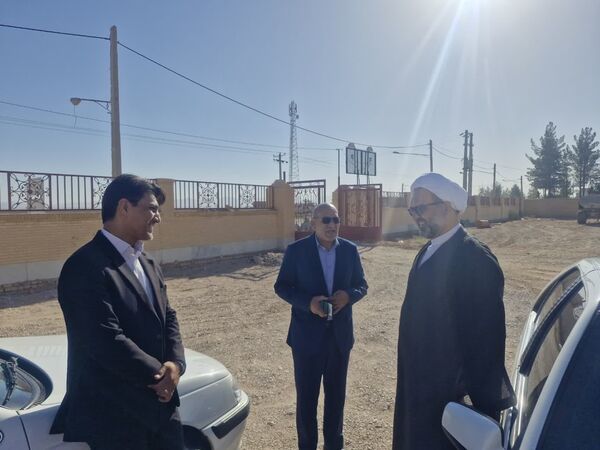 آیین کلنگ زنی پروژه آموزشی ۹ کلاسه هوشمند خیری روستای بهادران مهریز