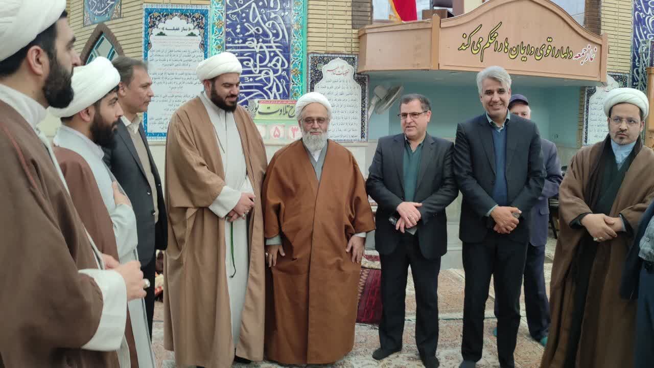 دیدار معاون سیاسی و اجتماعی فرمانداری  کاشمر با معتکفین دانش آموز مسجد جامع