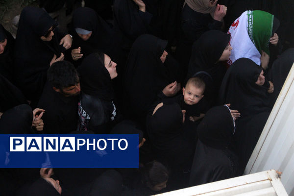 جلوه‌های حماسی از حضور نوجوانان قمی در مراسم تشییع شهدا 