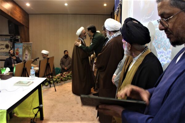 تجلیل از خادمان و فرهنگ‌یاران نماز در قم