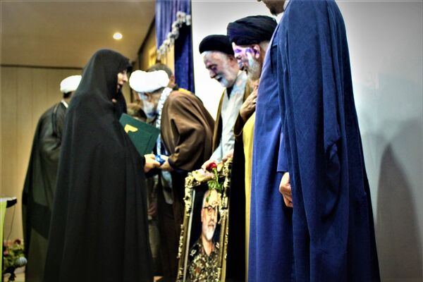 تجلیل از خادمان و فرهنگ‌یاران نماز در قم