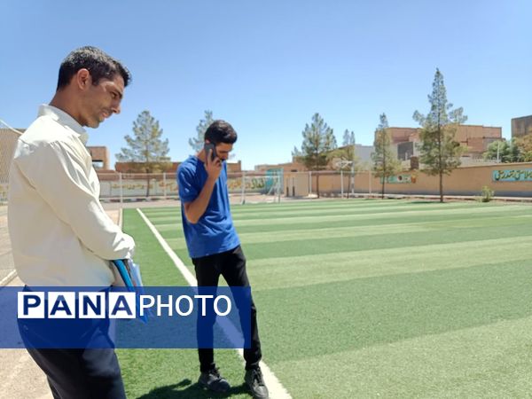 بازدید مسئولین اداره کل آموزش پرورش از وضعیت چمن دبستان شهید پسندیده فدافن