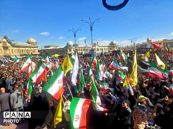 اجتماع باشکوه مردم در میدان امام خمینی(ره) به‌مناسبت چهلمین روز رحلت امام خامنه‌ای