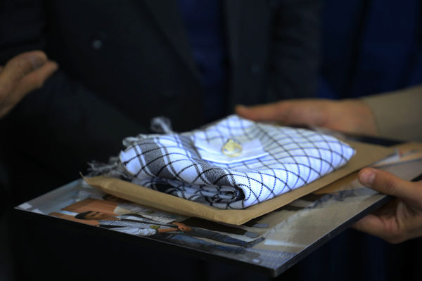 اهدای هدایای مقام معظم رهبری به دانش‌آموزان بیرجندی 