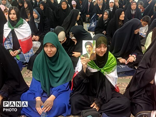 تجدید بیعت دختران وطن با آرمان‌های انقلاب در حسینیه امام