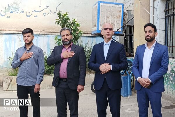 نواخته شدن زنگ ۱۵ خرداد در دبیرستان صدرا