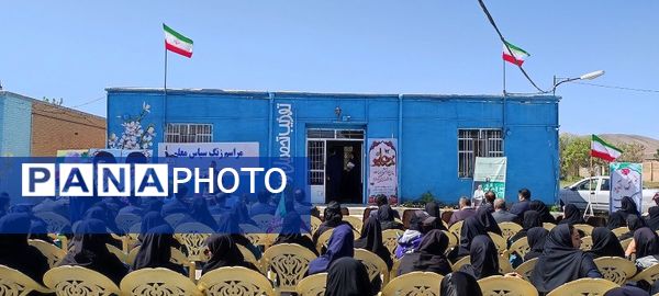 نواختن زنگ سپاس معلم در دبیرستان عشایری شبانه‌روزی خاتم الانبیا در روستای حسین آباد شهرستان شیروان
