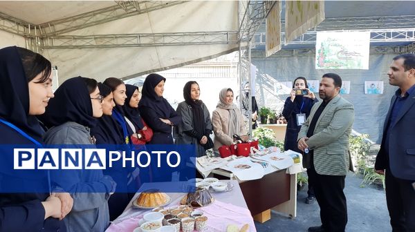 اولین نمایشگاه ماها در دبیرستان فرزانگان ۲ دوره دوم ناحیه ۷ مشهد