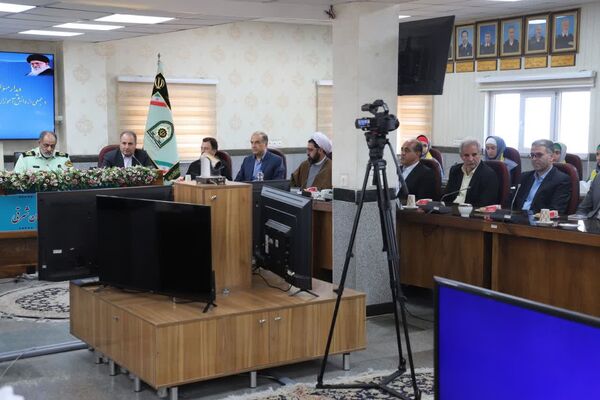 گل‌های قدردانی دانش‌آموزان پیشتاز برای حافظان امنیت
