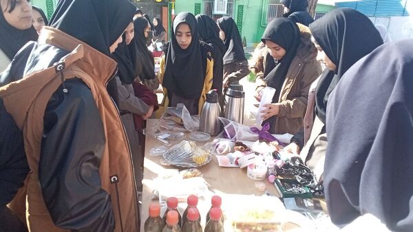 بازارچه‌‌ دانش‌آموزی در‌ دبیرستان‌ نمونه‌ اندیشه‌ کاشمر