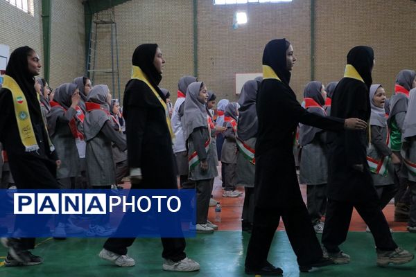 بهارستان دو صحنه همفکری، همدلی و همکاری پیشتازان در همایش یاوران انقلاب