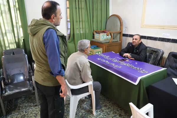 نهج‌البلاغه‌خوانی نماز‌گزاران کمالشهر پیش از خطبه‌های نماز 