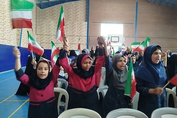 هم‌نوایی هزار دانش‌آموز مدارس شهرستان فردیس در سوگ رهبر شهید